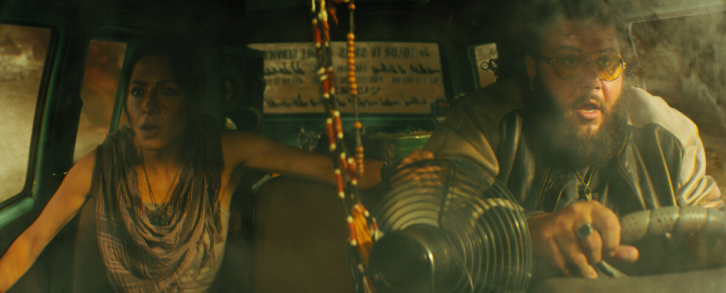 Foto de uma das cenas do filme com duas personagens dentro do carro