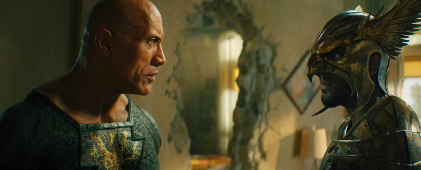Foto de uma das cenas do filme entre o anti-herói Black Adam e o herói Hawkman
