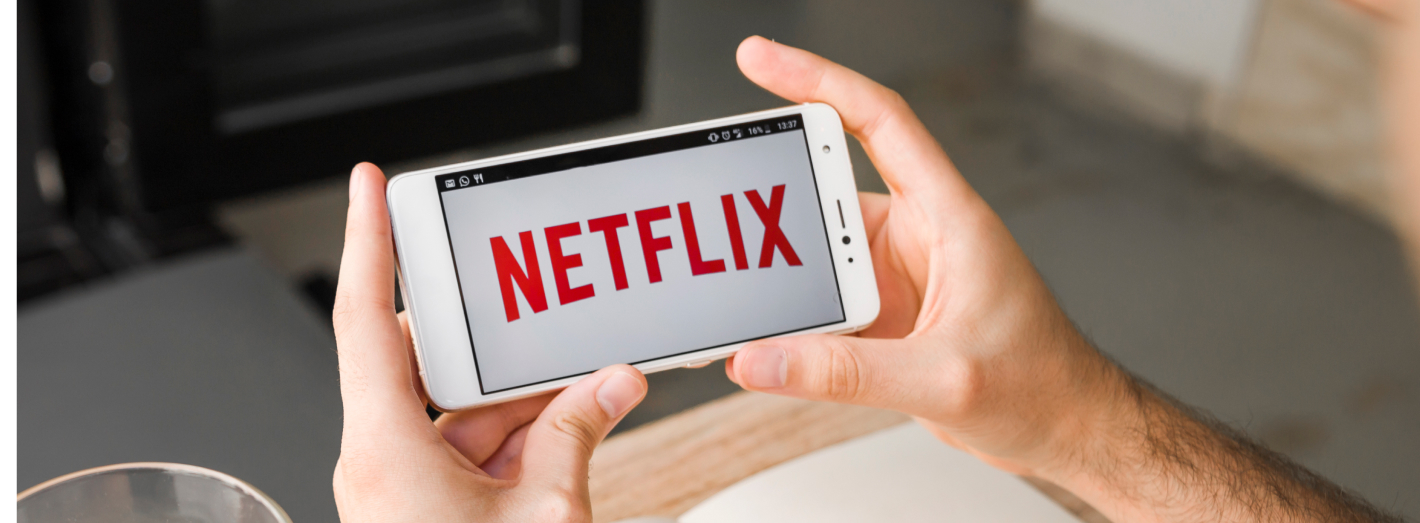 Foto do artigo, pessoa a ver a Netflix no telemóvel